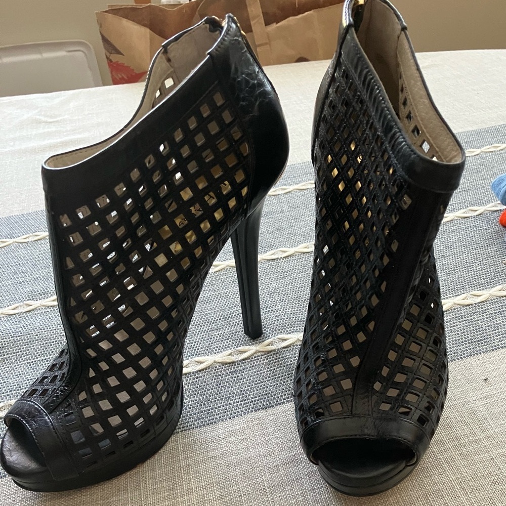 Michael Kors Graham Cutout Bootie, black leather with gold details, size 8 - Picture 2 of 12